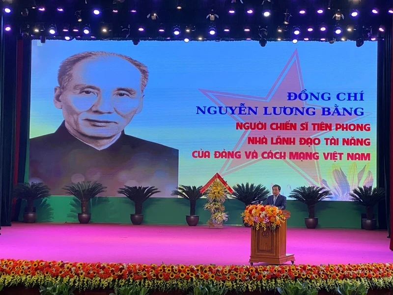 Secretary of the Hai Duong Provincial Party Committee Tran Duc Thang speaks at the ceremony.