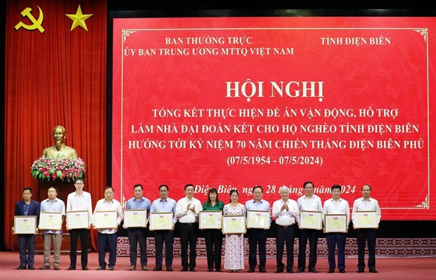 President of VFF Central Commitee Do Van Chien and Deputy Prime Minister Tran Hong Ha present certificates of merit to individuals with outstanding contribution to the implementation of the project (Photo: VNA)