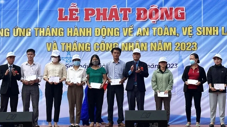 Gifts presented to needy workers in Sa Thay District, Kon Tum Province at the launch ceremony of the Action month for labour safety and hygiene in 2023. (Photo: PHUC THANG)