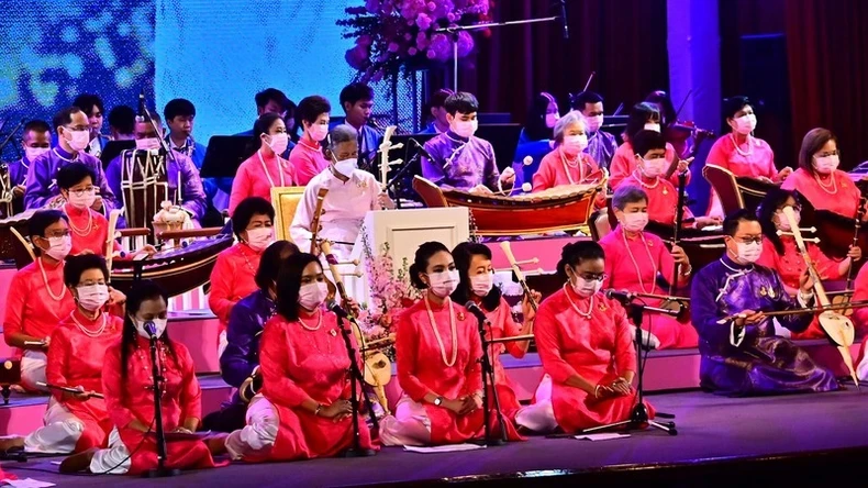 Princess Maha Chakri Sirindhorn participates in the performance (pink dress in the middle). (Photo: The Vietnamese Embassy in Thailand)