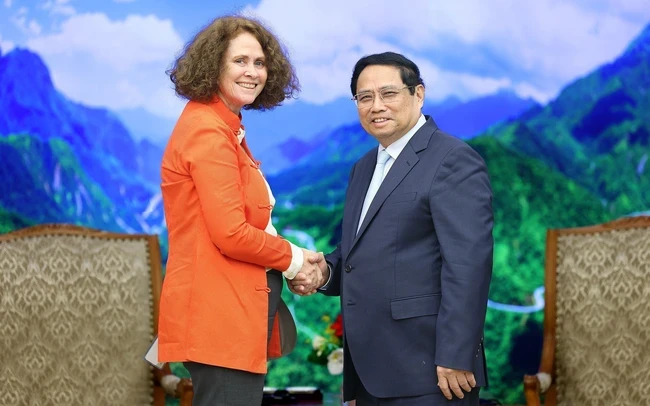 Prime Minister Pham Minh Chinh (right) and World Bank (WB) Country Director for Vietnam Carolyn Turk. (Photo: VNA)