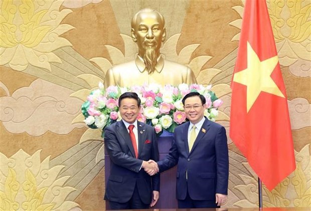 NA Chairman Vuong Dinh Hue (right) welcomes Hyodo Masayuki, co-chairman of the Japan - Vietnam Economic Committee at the Japan Business Federation (Keidanren), in Hanoi on March 28. (Photo: VNA)