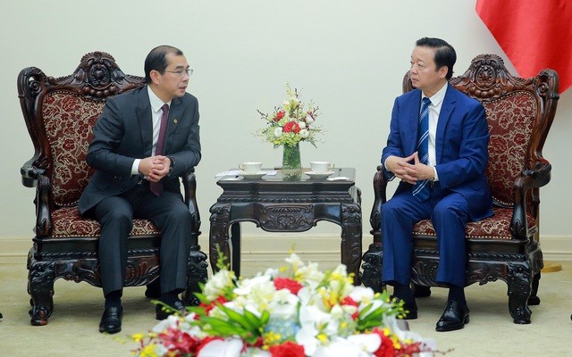 Deputy Prime Minister Tran Hong Ha (R) and General Director of the China Energy International Group Co. Ltd. Qiao Xubin at their meeting in Hanoi on March 28.(Photo: VNA)