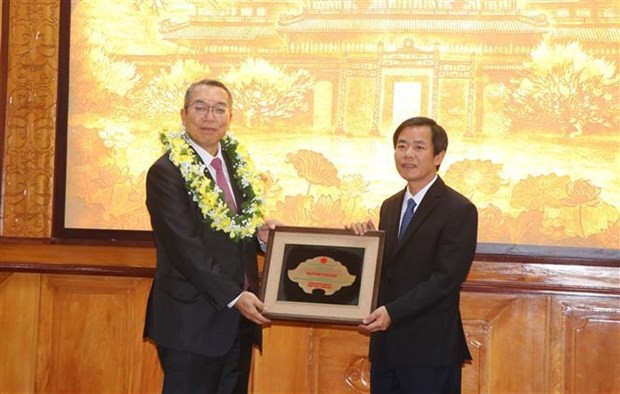 Chairman of the Thua Thien - Hue provincial People’s Committee Nguyen Van Phuong (R) hands over the title to Tadashi Hattori.(Photo: VNA)
