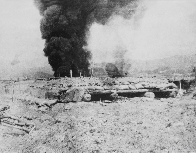 Vietnamese artillery units continue to shell enemy positions. Enemy positions hit by artillery shells are on fire. (Photo: VNA)