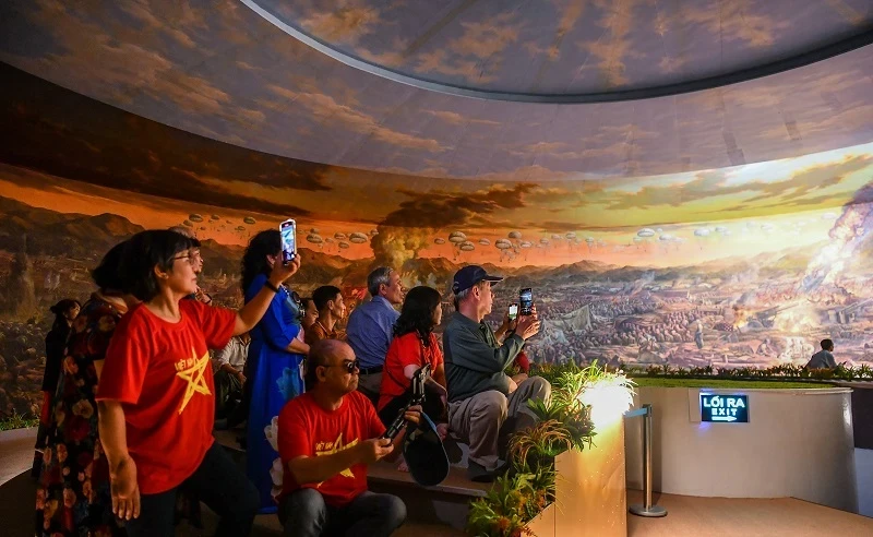 Visitors admire the panorama painting on the Dien Bien Phu Campaign at the Dien Bien Phu Victory Museum. (Photo: THANH DAT)
