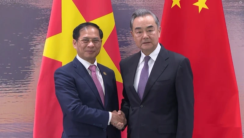 Minister of Foreign Affairs Bui Thanh Son and Minister of Foreign Affairs of China Wang Yi. (Photo: NDO)