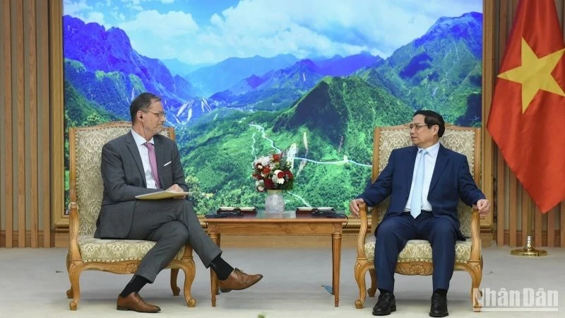 PM Pham Minh Chinh (right) receives French Ambassador Olivier Brochet in Hanoi on April 4. (Photo: VNA)