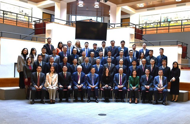 The Vietnamese delegation, led by Deputy Prime Minister Le Minh Khai, in a group photo with leaders of the Harvard University. (Photo: VGP)