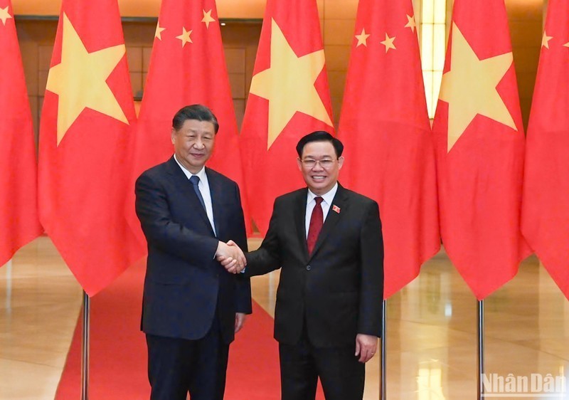NA Chairman Vuong Dinh Hue (right) and Party General Secretary and President of China Xi Jinping pose for a photo in Hanoi on December 13, 2023 during the Chinese leader's state visit to Vietnam. (Photo: NDO)