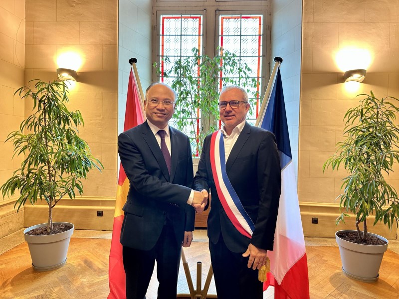 Vietnamese Ambassador to France Dinh Toan Thang (left) and Mayor of Nevers Denis Thuriot (Photo: VNA)