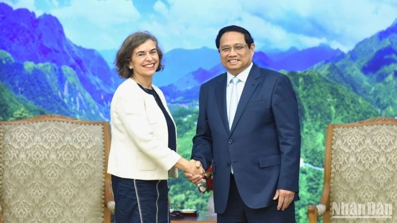 Prime Minister Pham Minh Chinh (R) receives new Spanish Ambassador to Vietnam Carmen Cano De Lasala in Hanoi on April 4. (Photo: NDO)