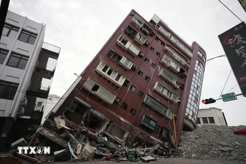 The 7.2-magnitude earthquake kills at least 10 people and injures more than 1,100 others. (Photo: Kyodo/VNA)