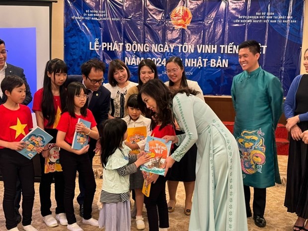 Vietnamese Deputy Minister of Foreign Affairs Le Thi Thu Hang presents Vietnamese language textbooks to students at the event (Photo: VNA)