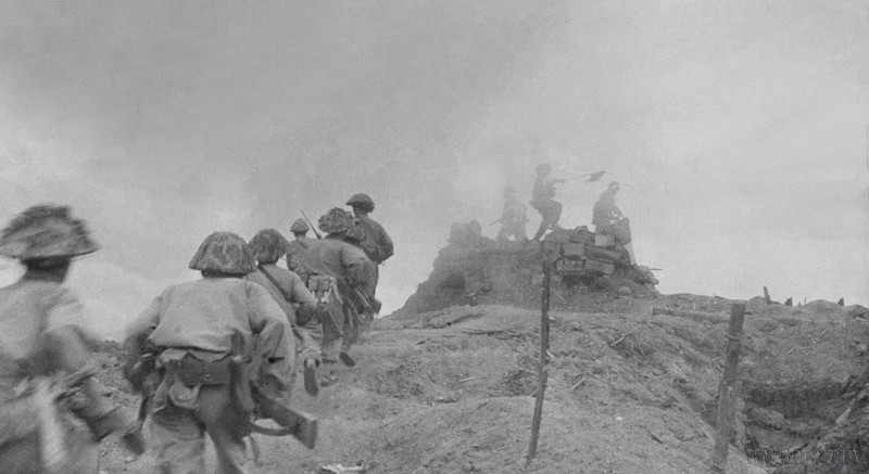 Vietnamese soldiers are attacking an enemy position on Hill C. (Photo: VNA)