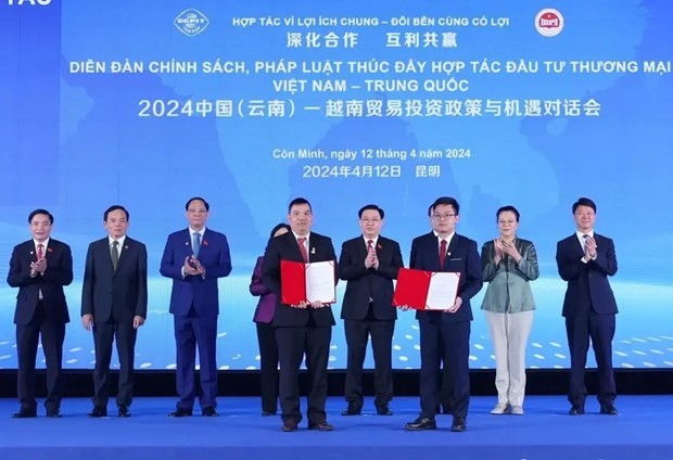 NA Chairman Vuong Dinh Hue witnesses the exchange of Memorandum of Understanding on cooperation between businesses of the two nations (Photo: VNA)