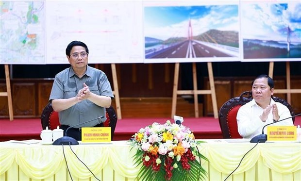 PM Pham Minh Chinh (standing) at the working session (Photo: VNA)