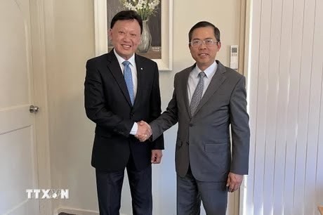 Vietnamese Ambassador to Australia Pham Hung Tam (R) and Chairman of the South Australia-Vietnam Business Council Francis Wong at their meeting on April 12. (Photo: VNA)