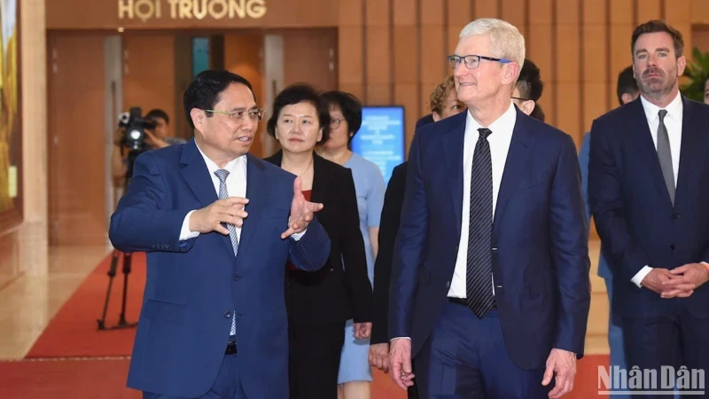 Prime Minister Pham Minh Chinh (L) and visiting CEO of Apple Tim Cook in Hanoi on April 16 (Photo: NDO)