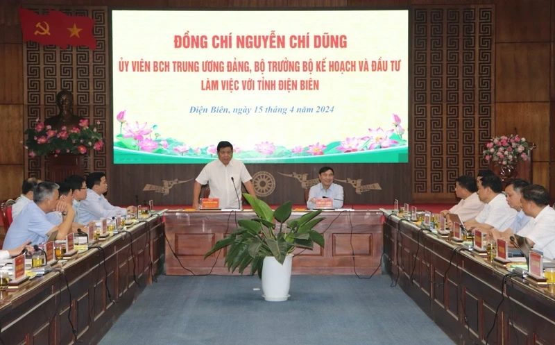 Minister of Planning and Investment Nguyen Chi Dung speaking at the working session.