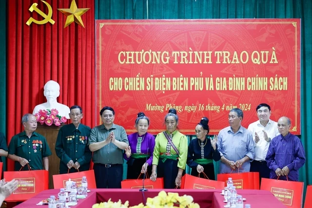 PM Pham Minh Chinh presents gifts to families of Dien Bien soldiers and policy beneficial families from Muong Phang and Pa Khoang communes on April 16. (Photo: VNA)