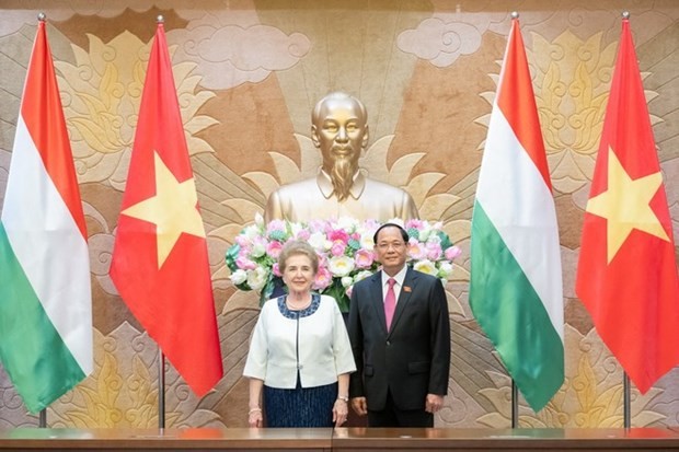 National Assembly Vice Chairman Tran Quang Phuong and First Officer of the Hungarian National Assembly Márta Mátrai. (Photo: quochoi.vn)