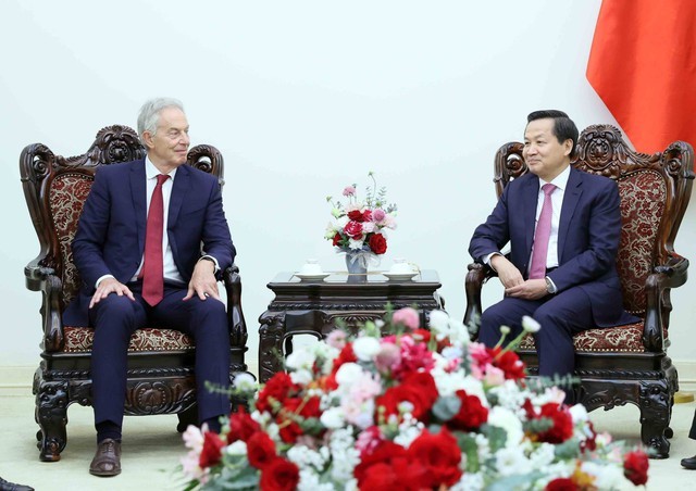 Deputy Prime Minister Le Minh Khai (right) receives Tony Blair, former UK Prime Minister and Executive Chairman of the Tony Blair Institute for Global Change (TBI). (Photo: VGP)