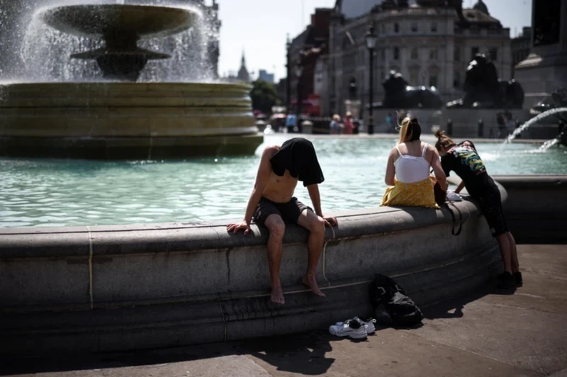 People cool off by a water fountain during a record heatwave, at Trafalgar Square in London (Photo: REUTERS)