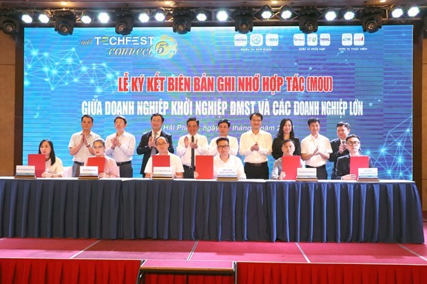 Signing of MoU between DMST, a start-up company, and major businesses (Photo: VNA)