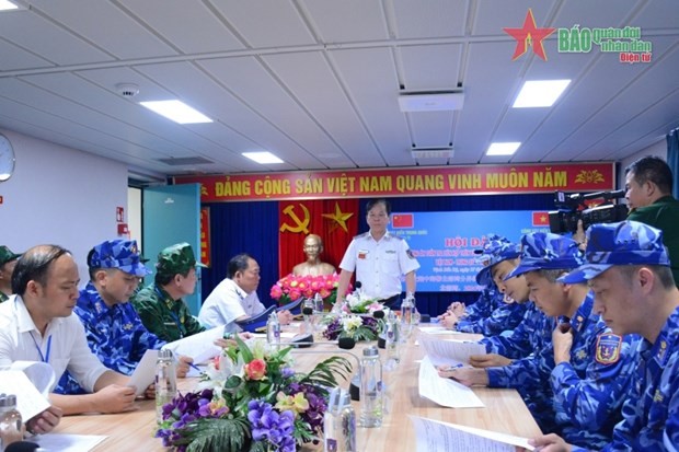 Commander of the Vietnam Coast Guard Region 1 Col. Tran Van Tho assigns tasks to Vietnamese officers joining the joint patrol. (Photo:qdnd.vn)