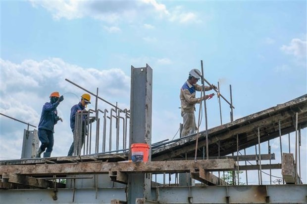 Workers at a bridge construction - part of the western ring road of the Mekong Delta city of Can Tho. (Photo: VNA)