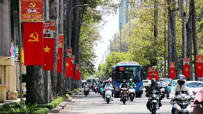 Hong Bang Street, District 5, Ho Chi Minh City, is decorated with flags to celebrate National Reunification Day. (Photo: THE ANH)