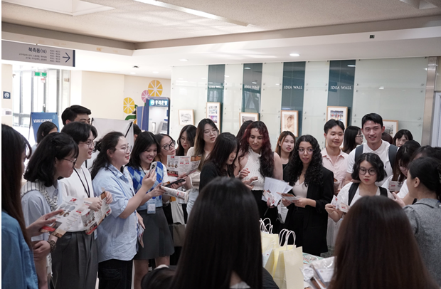 Students take part in a career orientation fair as part of the Beyond forum of career orientation for the youth. (Photo: VNA)