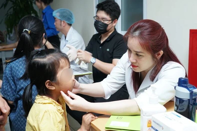 Doctor Nguyen Hong Nhung examines a pediatric patient.
