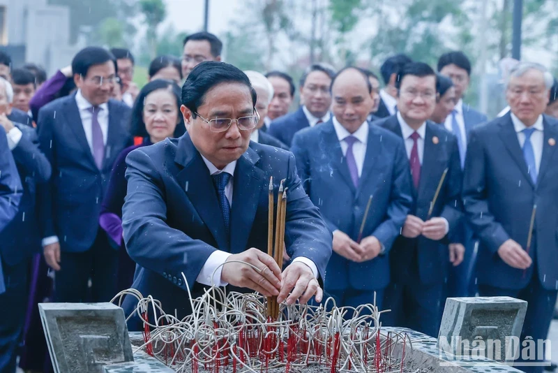Prime Minister Pham Minh Chinh offers incense to pay tribute to fallen soldiers on the Dien Bien Phu Battlefield. (Photo: NDO)