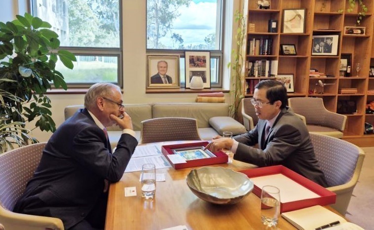 Vietnamese Ambassador to Australia Pham Hung Tam (R) and Australian Minister for Trade and Tourism Don Farrell (Photo: VNA)