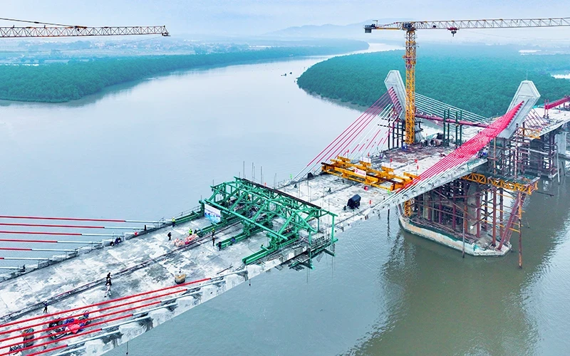 Ben Rung Bridge connecting Hai Phong with Quang Ninh is under construction. (Photo: NGUYEN DUC NGHIA)