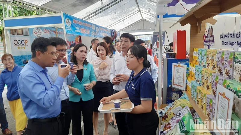 Delegates visit booths displayed at the fair. (Photo: NDO)