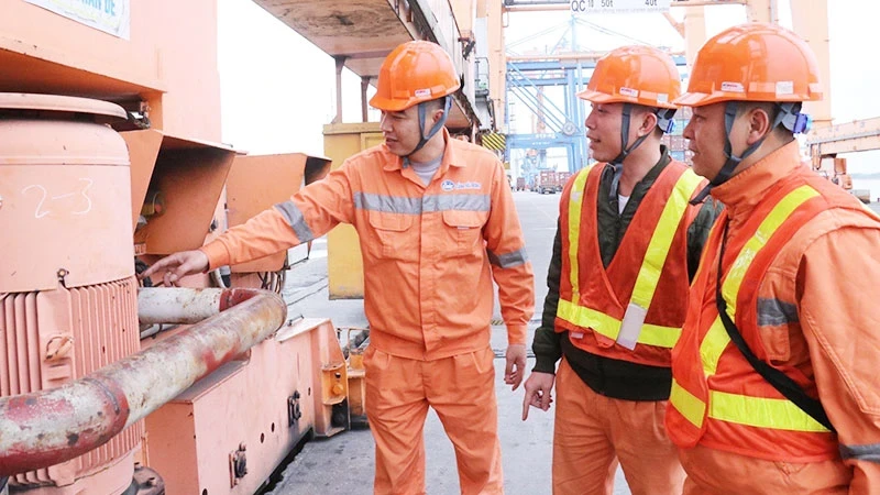 Employees of Tan Vu Port in Hai Phong during working hours. (Photo: MINH THANG)