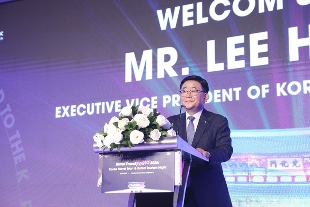 Lee Hak Ju, KTO Deputy Director General speaking at the event.
