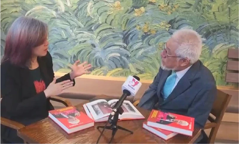 Author Cho Chul-hyeon gives an interview to Vietnam News Agency about the book on Party Chief Nguyen Phu Trong (Photo: Vnews)