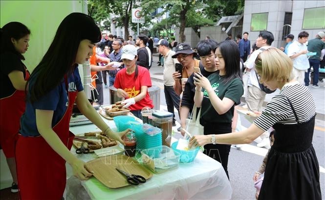 At the Vietnam’s food booth within the 2024 Seoul Friendship Festival. (Photo: VNA)