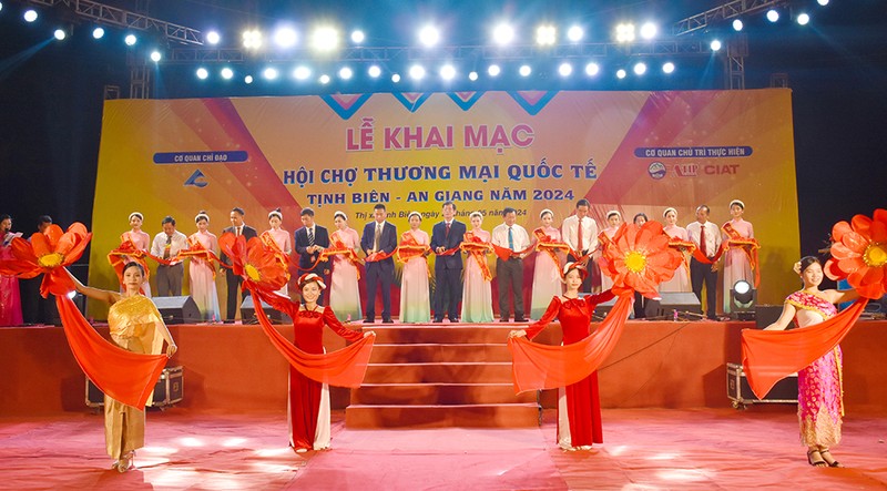 At the opening ceremony of the trade fair. (Photo: baoangiang.com.vn)