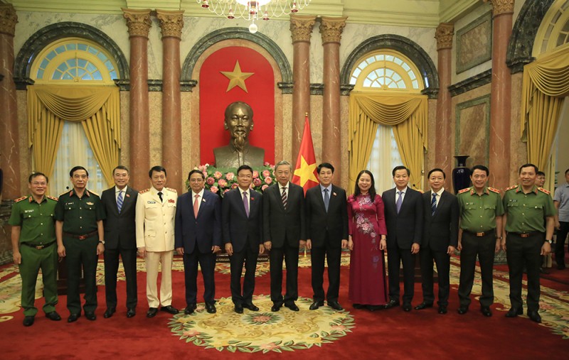 Delegates at the ceremony pose for a group photo. (Source: cand.com.vn)