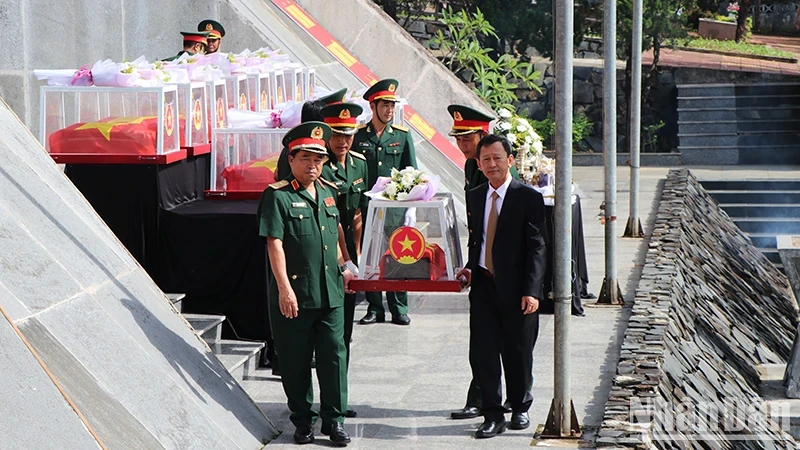 At the memorial and burial ceremony at Ngọc Hoi Martyrs Cemetery on June 6. (Photo: NDO)