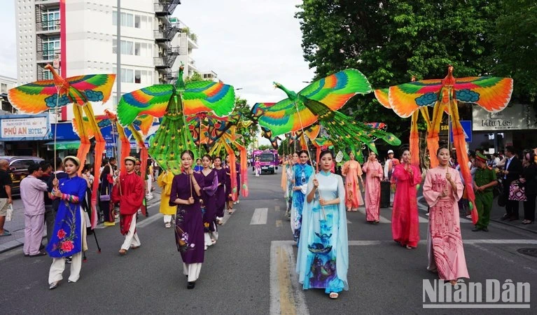 The “Culture colour” street festival attracts the participation of 15 art troupes from home and abroad. (Photo: NDO)