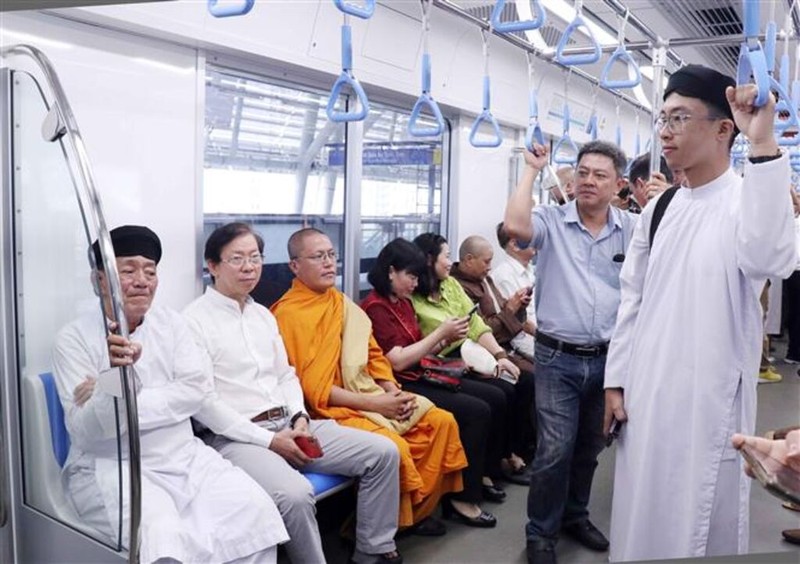 Delegates experience the HCM City's metro line No.1 service during the trial ride on June 8. (Photo: VNA)