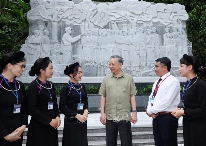 President To Lam (3rd from right) meets with ethnic people in Cao Bang province on June 9, standing before the bas-relief of 34 soldiers of the Propaganda Unit of the Liberation Army in Tran Hung Dao Forest, a special national relic in Tam Kim commune of Nguyen Binh district. (Photo: VNA)