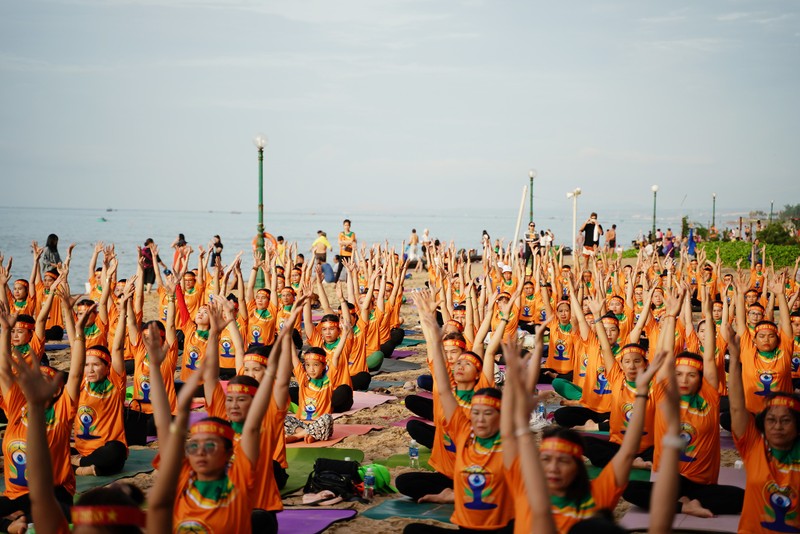 A corner of the large-scale yoga performance celebrating the 10th International Day of Yoga in Binh Thuan province on June 9. (Photo: binhthuan.gov.vn)