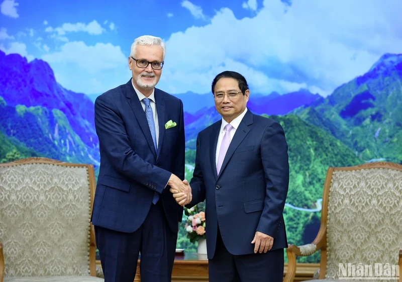 Prime Minister Pham Minh Chinh (R) and German Ambassador Guido Hildner. (Photo: NDO)